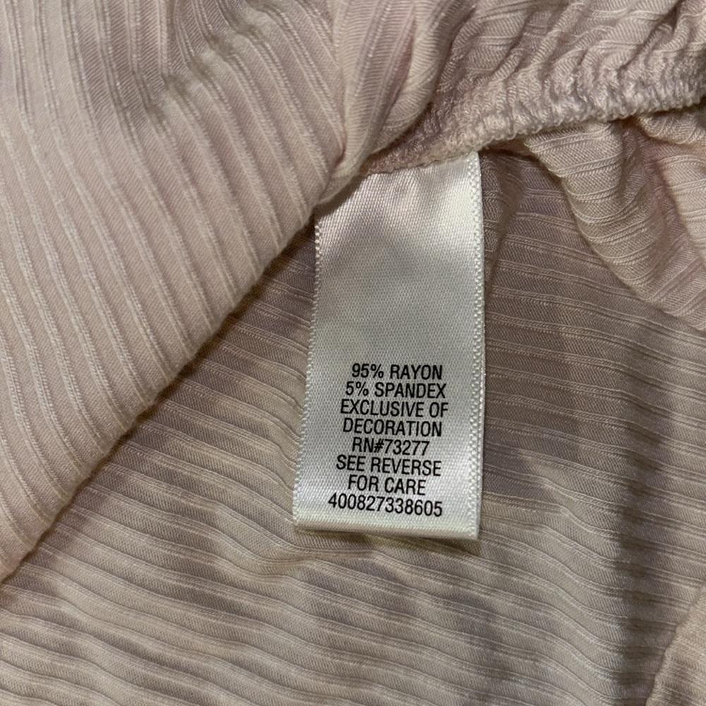 CANDIE’S light pink cold shoulder keyhole top with cinch sides in women’s XS - Picture 8 of 8